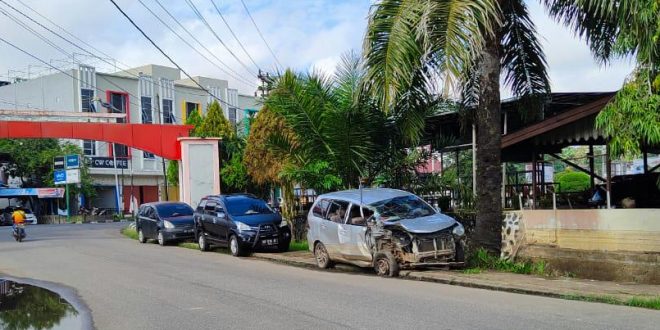 Warga Kota Sanggau Protes Trotoar Digunakan untuk Parkir dan Simpan Kendaraan Ringsek – Kalimantan Today