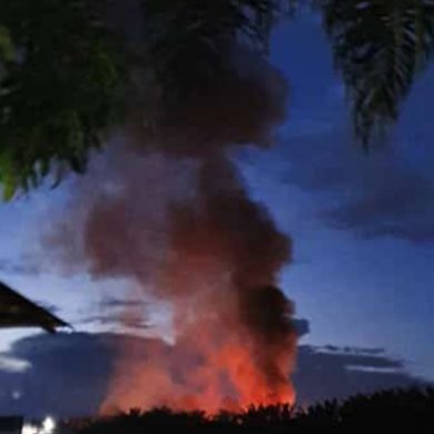 BREAKING NEWS : Gudang Bungkil PT STIM Tayan Terbakar