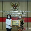 Jane Elisabeth  Wuysang terima Anugerah Perempuan Indonesia