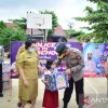 Polres Sekadau bagikan tas dan buku saat vaksinasi pelajar