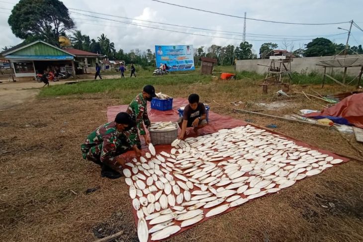 TNI Perbatasan bantu nelayan manfaatkan limbah tulang sotong