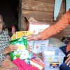 Nenek Lebah di Desa Mengkiang Terima Bantuan dari PMI Sanggau – Kalimantan Today