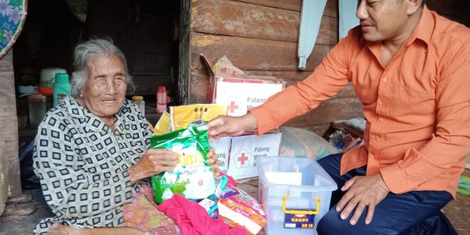 Nenek Lebah di Desa Mengkiang Terima Bantuan dari PMI Sanggau – Kalimantan Today