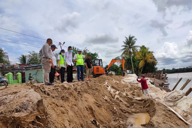 Tanggul penahan banjir di bantaran Sungai Melawi Sintang R