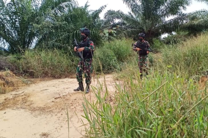 Satgas TNI sisir wilayah perbatasan Kalbar tekan kegiatan ilegal