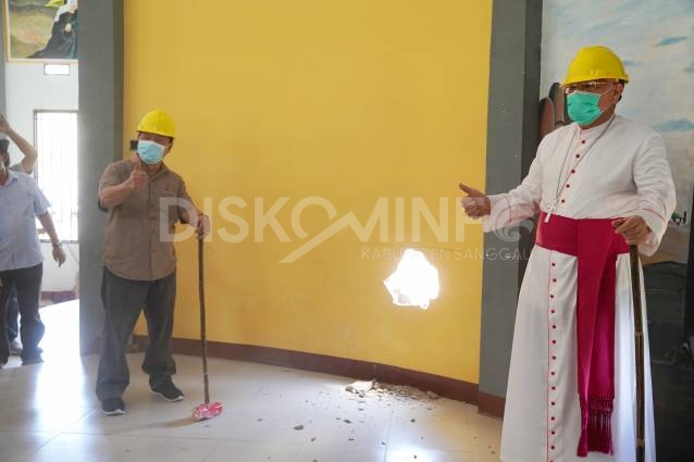Wabup Sanggau Menghadiri Seremonial Pembongkaran Gereja SPMB Lama Untuk Membangun Gereja SPMB Baru