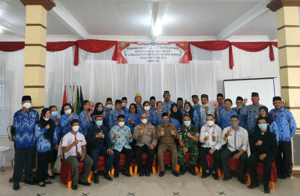 Pelantikan Kepala Sekolah Dasar Negeri di Kecamatan Tayan Hulu Kabupaten Sanggau Pelantikan Kepala Sekolah Dasar Negeri di Kecamatan Tayan Hulu Kabupaten Sanggau