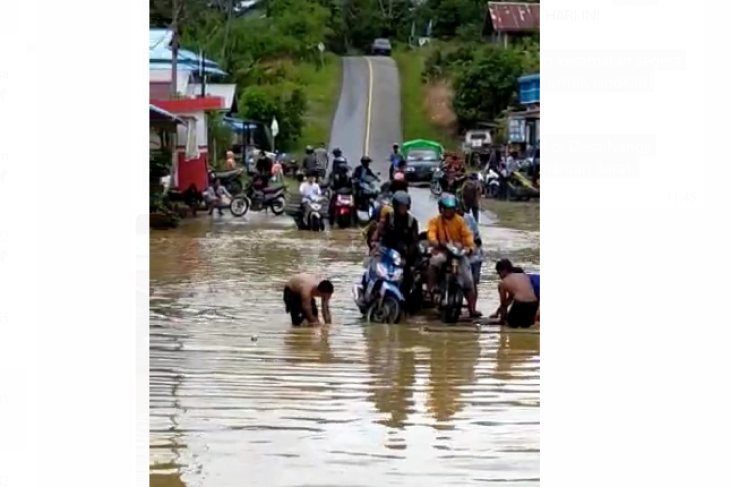 Banjir di Kapuas Hulu akses jalan nasional di Tepuai