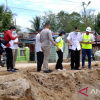 Bupati Sintang dan Direktur Perumdam Tirta Senentang Tinjau Lokasi Longsor Geobag