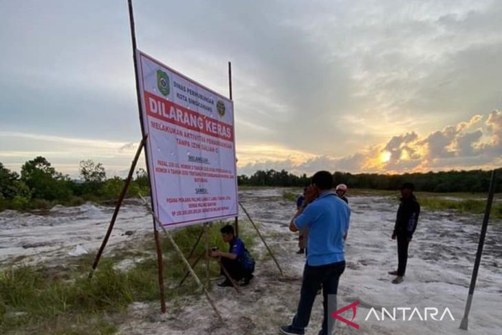 Pemkot Singkawang pasang plang larangan pengambilan pasir di kawasan bandara