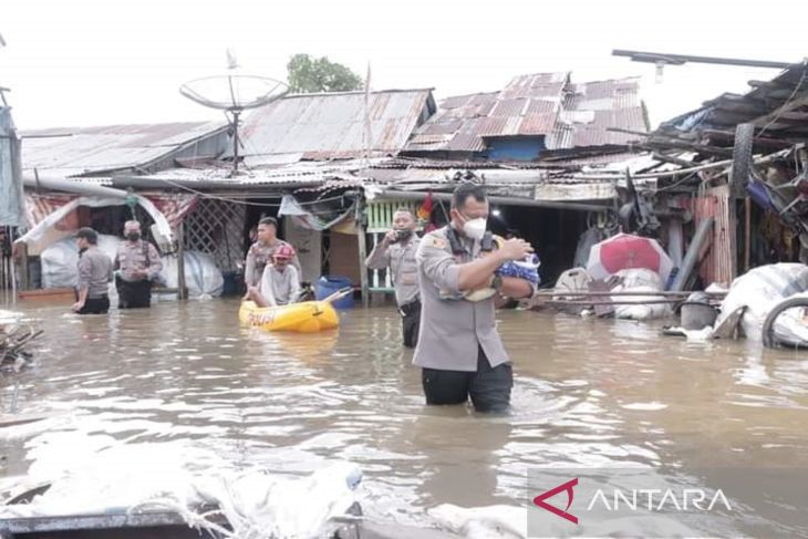 Polisi bantu evakuasi korban banjir di Kelurahan Pasiran Singkawang