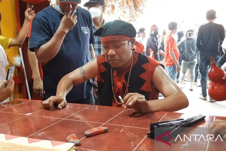 Ratusan tatung gelar ritual tolak bala di Kota Singkawang