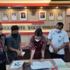 Tjhai Chui Mie serahkan pelepasan hak tanah bandara Singkawang