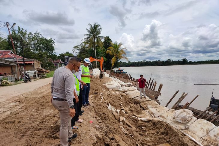 Geobag penahan banjir di Kampung Ladang Sintang Kalbar jebol