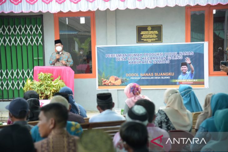 Bupati Sambas resmikan rumah produksi dodol nanas di Desa Sijang