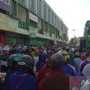 Ribuan warga antre beli minyak goreng murah di Pasar Flamboyan