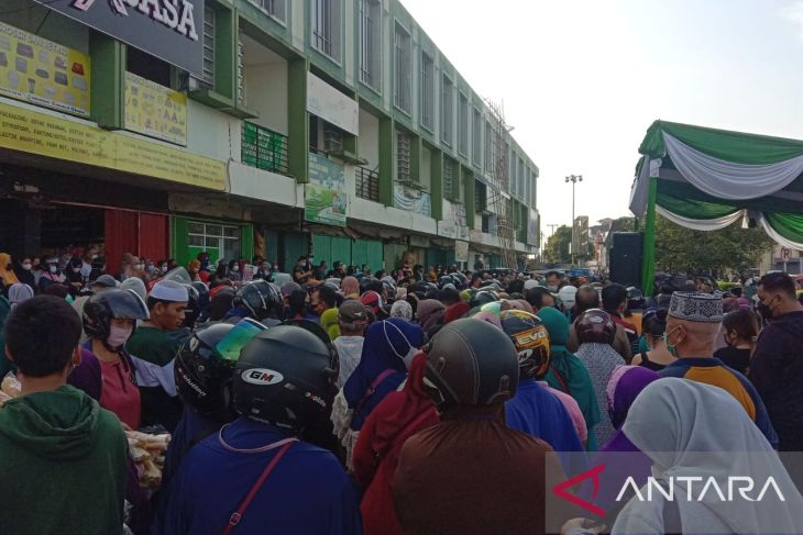 Ribuan warga antre beli minyak goreng murah di Pasar Flamboyan