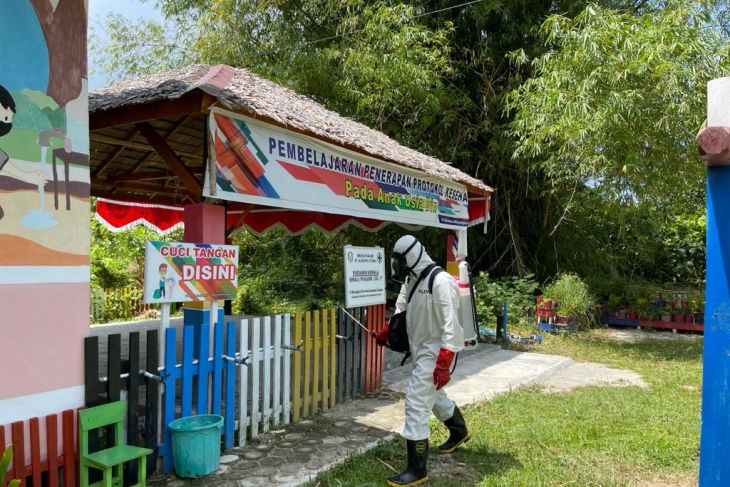Polres Kayong Utara lakukan desinfektan di TK Bhayangkari