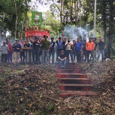Jelang Hari Jadi Ke-406 Kota Sanggau DLH Sanggau Lakukan Kerja Bakti di Makam Raja Mengkiang – Dinas Lingkungan Hidup