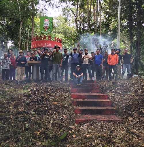 Jelang Hari Jadi Ke-406 Kota Sanggau DLH Sanggau Lakukan Kerja Bakti di Makam Raja Mengkiang – Dinas Lingkungan Hidup