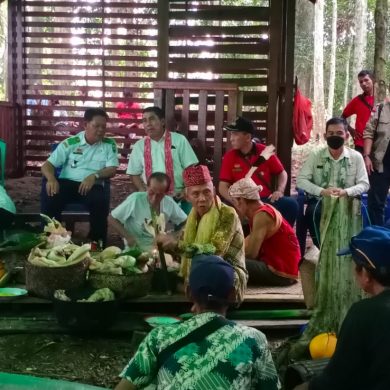 Kadis Porapar mengikuti acara ritual adat di Tembawang Balek Angin Nek Siot Belangin