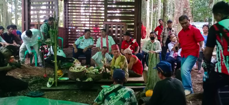 Kadis Porapar mengikuti acara ritual adat di Tembawang Balek Angin Nek Siot Belangin