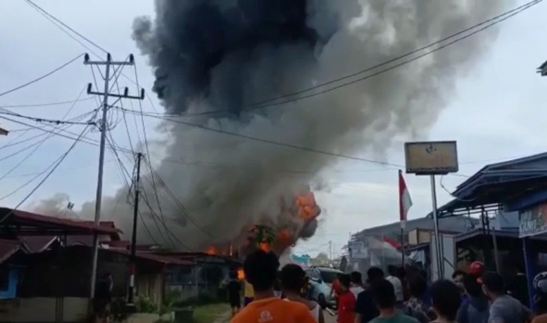 2 Mobil dan 1 Rumah Terbakar di Meliau