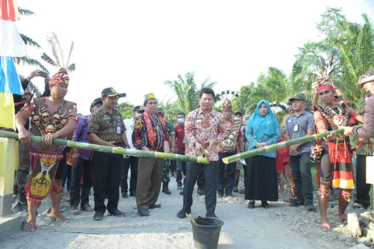 Bupati Sambas resmikan jembatan di Desa Maribas Tebas