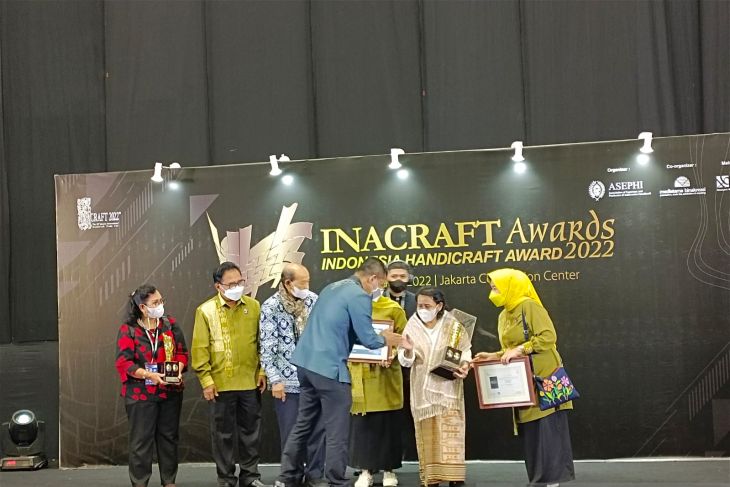 Kain Tenun Sidan Kapuas Hulu juara I di Inacraft Award 2022