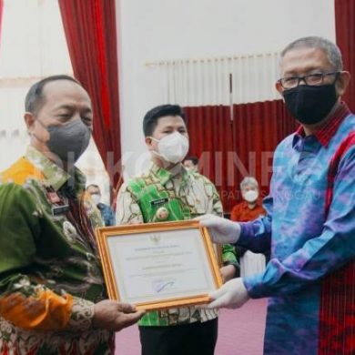 Pemerintah Kabupaten Sanggau Raih Penghargaan Pembangunan Daerah Terbaik Kedua Se-Kalbar