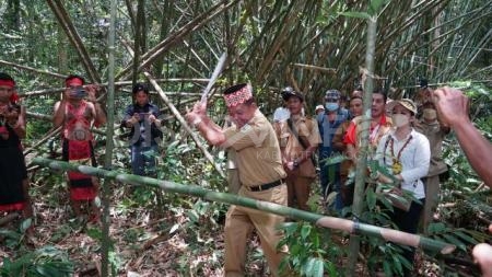 Bupati Sanggau dan Kadis Disdikbud Kab.Sanggau Ikuti Ritual Adat Tembawang “Balek Angin”