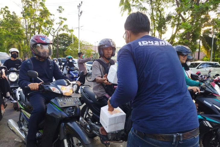 Kepedulian Ramadhan, Toyota Club Indonesia wilayah Kalbar bagi takjil ke pengendara