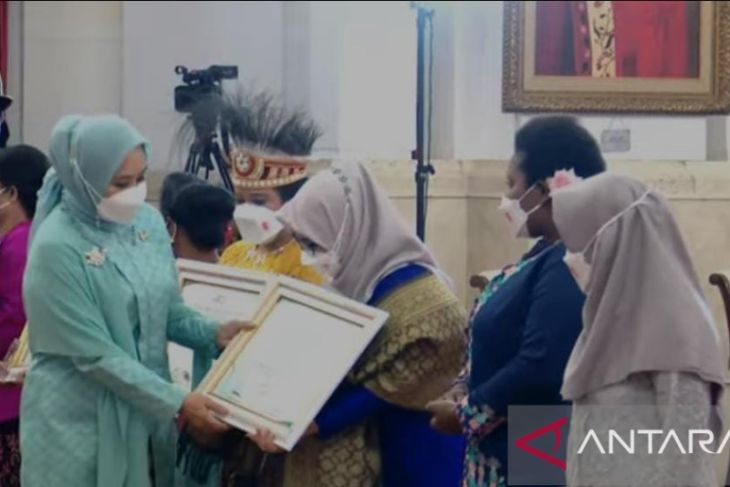 Sri Nurwati relawan Satgas PPA Sambas terima penghargaan Oase-KIM