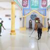 Polisi sterilisasi virus COVID-19 beberapa masjid di Ketapang