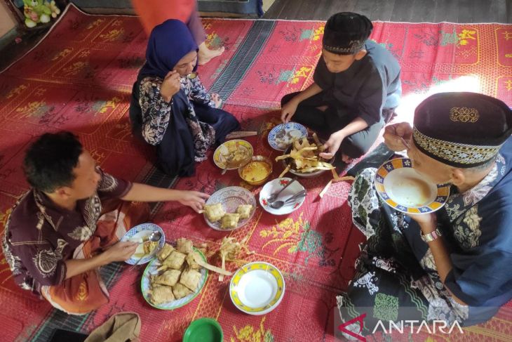Patlau dan ketupat makanan khas Lebaran masyarakat di Bengkayang