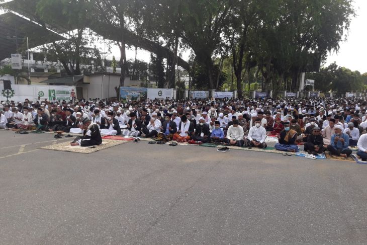 Ribuan jamaah shalat Idul Fitri di lapangan depan Kantor Wali Kota Pontianak