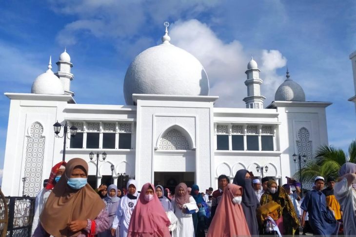 Ribuan umat Muslim padati Masjid Agung Oesman Al-Khair Sukadana
