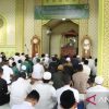 TNI dan masyarakat Shalat Idul Fitri di Masjid lingkungan Makodam XII/Tpr