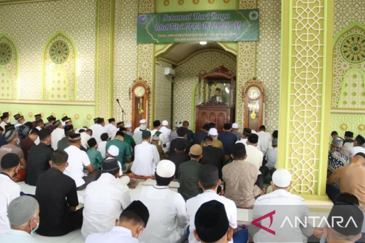 TNI dan masyarakat Shalat Idul Fitri di Masjid lingkungan Makodam XII/Tpr