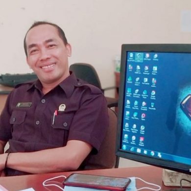 Anggota DPRD Sanggau Ini "Warning " Instalatir Untuk Segera Pasang KWH di Rumah Warga