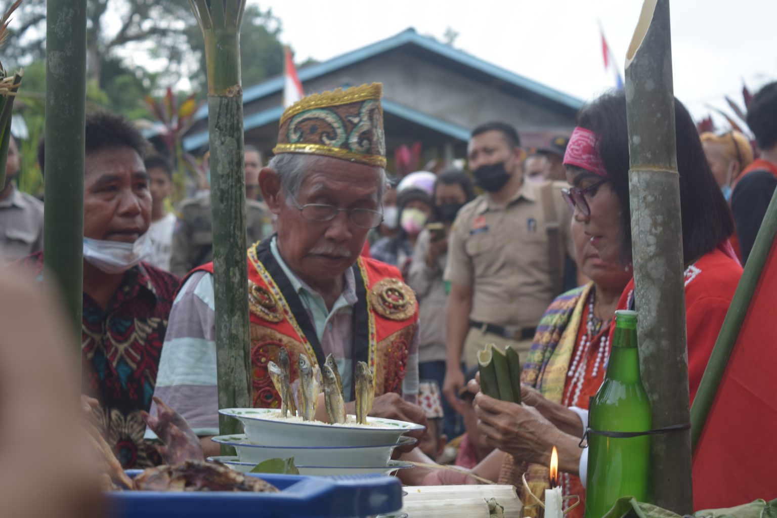 KADIS PORAPAR MENGHADIRI KEGIATAN RITUAL ADAT PANCA PUNTU MANG PIHIT DESA PENGADANG KECAMATAN SEKAYAM