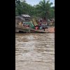Truk bermuatan terbalik di Dermaga Feri Sungai Asam Belitang Hilir