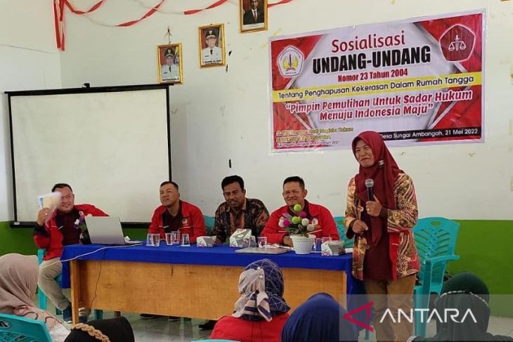 Dr Aktris Nuryanti buka KLPPM Magister Hukum Untan Pontianak di Desa Ambangah