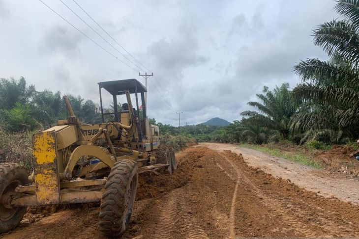 Pemerintah Provinsi Kalbar terus perbaiki jalan Tumbang Titi-Tanjung