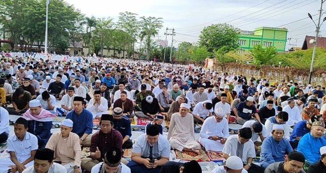 Ahwanudin Imam Sholat Idul Adha di Halaman Kantor Bupati Sanggau