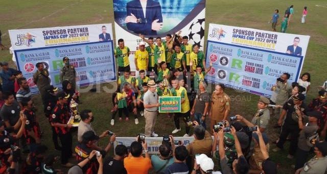 Wakil Bupati Sanggau menutup Open Turnamen JAPNAS CUP Dusun Tanjung Merpati,Kecamatan Kembayan