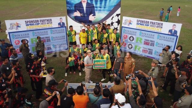 Wakil Bupati Sanggau menutup Open Turnamen JAPNAS CUP Dusun Tanjung Merpati,Kecamatan Kembayan