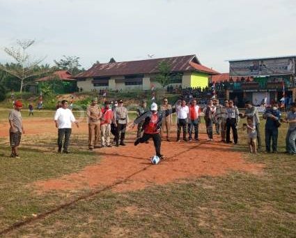 Wakil Bupati Sanggau Drs Yohanes Ontot M.Si membuka Open Turnamen Kades CUP VI Desa Kelompu 2022