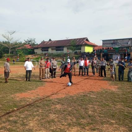 Wakil Bupati Sanggau Drs Yohanes Ontot M.Si membuka Open Turnamen Kades CUP VI Desa Kelompu 2022