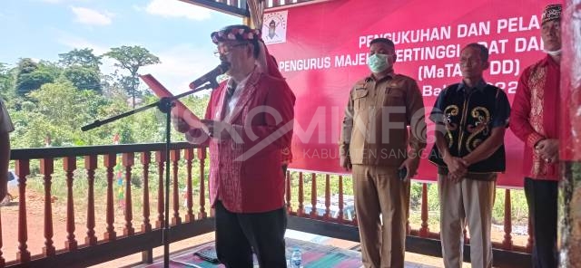 Wakil Bupati Sanggau Menghadiri Pengukuhan dan Pelantikan Pengurus Majelis Tertinggi adat dan Budaya Dayak Desa Modang